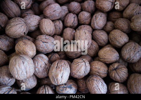 Sfondo di noci le noci fresche. Sfondo di noce sparsi in mucchio di noci Foto Stock