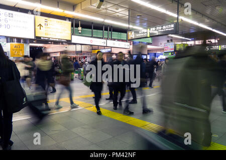 JR di Shinjuku stazione ferroviaria dalla stazione di Tokyo, Giappone, Asia con il popolo giapponese, folla, pendolari camminare e correre in serata durante le ore di punta Foto Stock