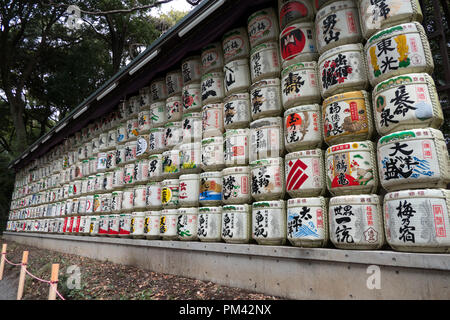 Monumento di sake barili vicino Meiji Jingu in Tokyo, Giappone, Asia. Close-up e dettagli Foto Stock