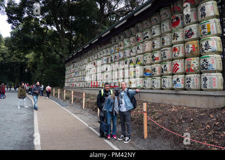 Monumento di sake barili vicino Meiji Jingu o Meiji Jingo Shrine in Tokyo, Giappone, Asia. Cittadini e turisti durante la visita Foto Stock