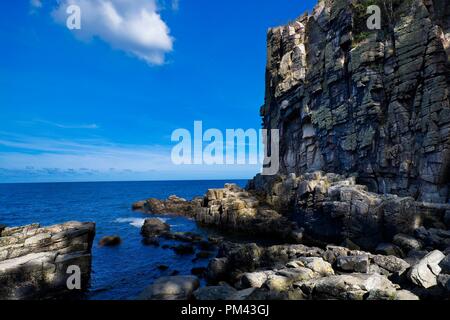 Ripide scogliere a picco sul mare della costa del nord dell isola di Bornholm - Helligdomsklipperne (Santuario rocce), Danimarca Foto Stock