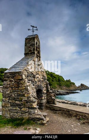 Resti di St Brynach la chiesa a Cwm-yr-Eglwys, vicino a Dinas Croce, Fishguard, Pemrbrokeshire Foto Stock