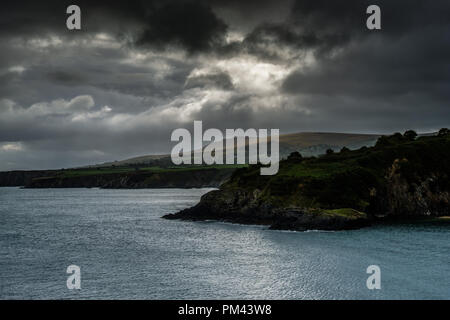 Carn Ingli e il Pembrokeshire costa visto dalla testa di Dinas, vicino Cwm-yr-Eglwys, vicino a Dinas Croce, Fishguard, Pemrbrokeshire Foto Stock