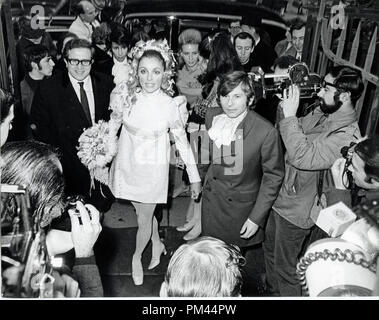 Sharon Tate e Roman Polanski il giorno delle nozze, gennaio 20,1968. Riferimento al file #1027 004THA © CCR /Hollywood Archivio - Tutti i diritti riservati. Foto Stock