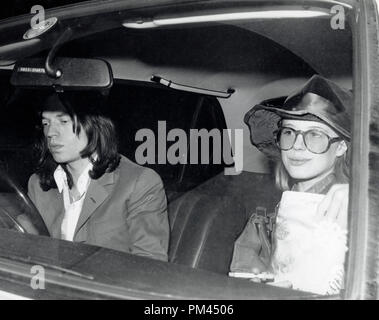 Mick Jagger e la sua fidanzata, Marianne fidato, maggio1969. Riferimento al file #1029 007THA © CCR /Hollywood Archivio - Tutti i diritti riservati. Foto Stock