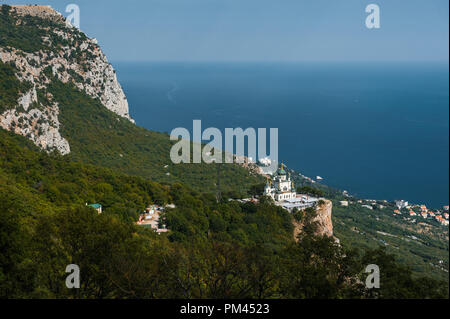 Vista dall'alto chiesa di Santa Resurrezione di Cristo su Red Cliff e township Foros sulla costa del Mar Nero, Crimea, Russia Foto Stock