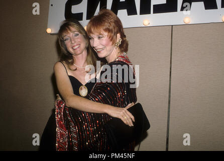 Shirley MacLaine e figlia Sachi Parker, circa 1984. Riferimento al file #1038 019THA © CCR /Hollywood Archivio - Tutti i diritti riservati. Foto Stock