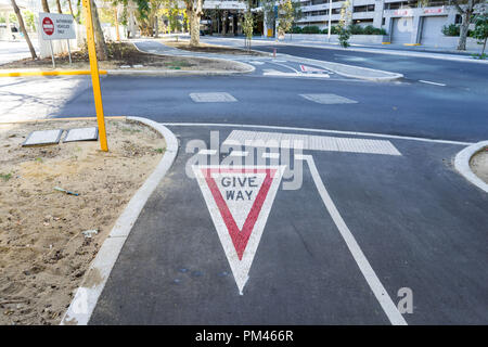 Dare modo segno spruzzato sul sentiero Foto Stock