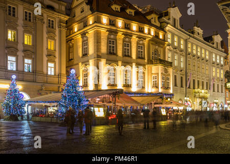 Praga mercatino di Natale nella notte in Piazza della Città Vecchia con persone sfocata in movimento. Praga, Repubblica Ceca. Foto Stock