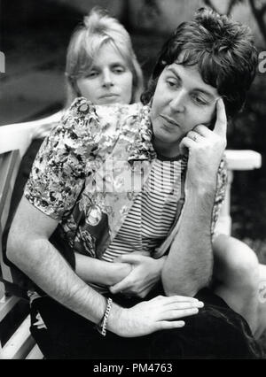 Paul McCartney e la moglie Linda circa 1974. Riferimento al file # 1105 005THA Foto Stock