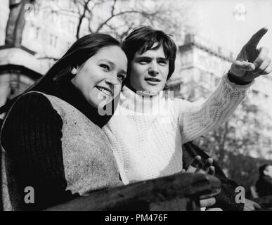 Sedicenne Olivia Hussey e diciassettenne Leonard Whiting, stelle di "Romeo e Giulietta", marzo 1968. Riferimento al file # 1106 009 THA © CCR /Hollywood Archivio - Tutti i diritti riservati Foto Stock