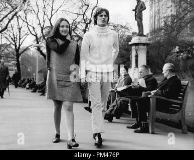 Sedicenne Olivia Hussey e diciassettenne Leonard Whiting, stelle di "Romeo e Giulietta", marzo 1968. Riferimento al file # 1106 012THA © CCR /Hollywood Archivio - Tutti i diritti riservati Foto Stock