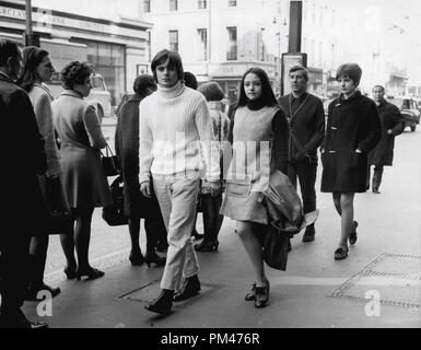 Sedicenne Olivia Hussey e diciassettenne Leonard Whiting, stelle di "Romeo e Giulietta", marzo 1968. Riferimento al file # 1106 013THA © CCR /Hollywood Archivio - Tutti i diritti riservati Foto Stock