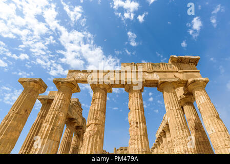 Rovine del tempio di Hera Tempio (E) all'interno del parco archeologico di Selinunte, una città greca su una collina al mare nella costa sud occidentale della Sicilia. Foto Stock