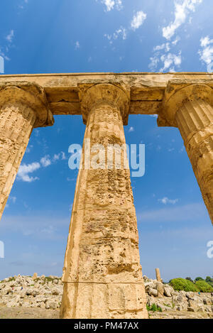 Rovine del tempio di Hera Tempio (E) all'interno del parco archeologico di Selinunte, una città greca su una collina al mare nella costa sud occidentale della Sicilia. Foto Stock