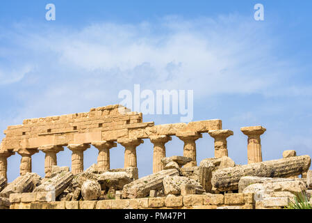 Rovine del tempio c dedicato ad Apollo, all'interno del parco archeologico di Selinunte, città greca su una collina al mare nella costa sud occidentale della Sicilia Foto Stock