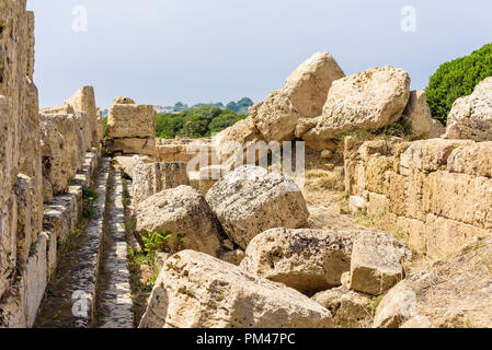 Rovine del tempio c dedicato ad Apollo, all'interno del parco archeologico di Selinunte, città greca su una collina al mare nella costa sud occidentale della Sicilia Foto Stock