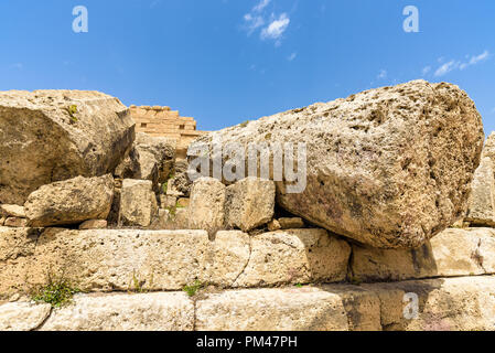 Rovine del tempio c dedicato ad Apollo, all'interno del parco archeologico di Selinunte, città greca su una collina al mare nella costa sud occidentale della Sicilia Foto Stock