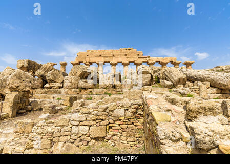 Rovine del tempio c dedicato ad Apollo, all'interno del parco archeologico di Selinunte, città greca su una collina al mare nella costa sud occidentale della Sicilia Foto Stock