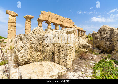 Rovine del tempio c dedicato ad Apollo, all'interno del parco archeologico di Selinunte, città greca su una collina al mare nella costa sud occidentale della Sicilia Foto Stock