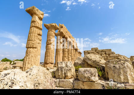 Rovine del tempio c dedicato ad Apollo, all'interno del parco archeologico di Selinunte, città greca su una collina al mare nella costa sud occidentale della Sicilia Foto Stock