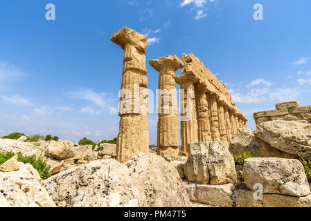 Rovine del tempio c dedicato ad Apollo, all'interno del parco archeologico di Selinunte, città greca su una collina al mare nella costa sud occidentale della Sicilia Foto Stock