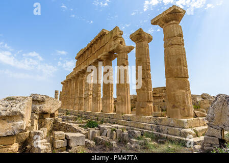 Rovine del tempio c dedicato ad Apollo, all'interno del parco archeologico di Selinunte, città greca su una collina al mare nella costa sud occidentale della Sicilia Foto Stock