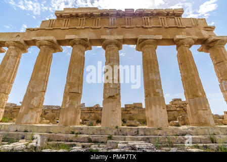 Rovine del tempio c dedicato ad Apollo, all'interno del parco archeologico di Selinunte, città greca su una collina al mare nella costa sud occidentale della Sicilia Foto Stock