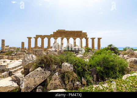 Rovine del tempio c dedicato ad Apollo, all'interno del parco archeologico di Selinunte, città greca su una collina al mare nella costa sud occidentale della Sicilia Foto Stock