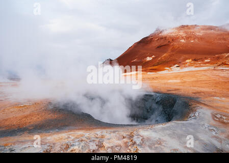 Namafjall hverir area geotermica. Paesaggio che le piscine di fango bollente e le sorgenti di acqua calda. Turistici e attrazioni naturali in Islanda Foto Stock