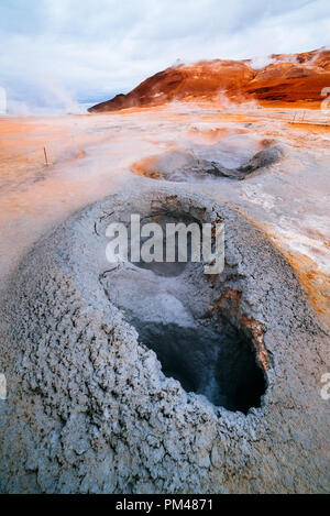 Namafjall - area geotermica in campo di Hverir. Paesaggio che le piscine di fango bollente e le sorgenti di acqua calda. Nei pressi del Lago Myvatn in Islanda Foto Stock