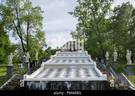 San Pietroburgo, Russia - 03 giugno, 2018: Zoom immagine della fontana a cascata a Peterhof, landkmark importanti di San Pietroburgo, Russia Foto Stock