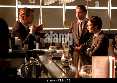 (L-r) Direttore Christopher Nolan con leonardo dicaprio e Cillian Murphy sul set di Warner Bros Foto e immagini leggendarie " sci-fi film d'azione "Inception", una Warner Bros Foto di rilascio. Foto Stock