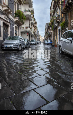 Una strada di ciottoli di una città Mediterraneand in un giorno di pioggia Foto Stock