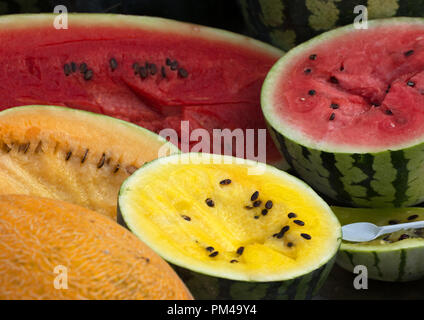 Diversi tipi di acqua-melone (rosso, giallo, verde e arancione) sulla stagione agricola mercato equo a Astrakhan, Russia Foto Stock