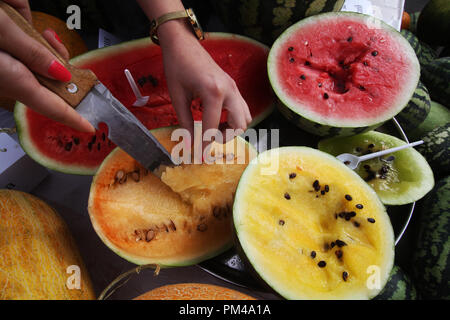 Diversi tipi di acqua-melone (rosso, giallo, verde e arancione) sulla stagione agricola mercato equo a Astrakhan, Russia Foto Stock