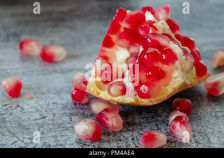 Fette di melograno e grani sul tavolo di legno,close up,dettaglio, Foto Stock