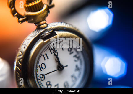 Anno nuovo orologio astratta sul colore di sfondo Foto Stock