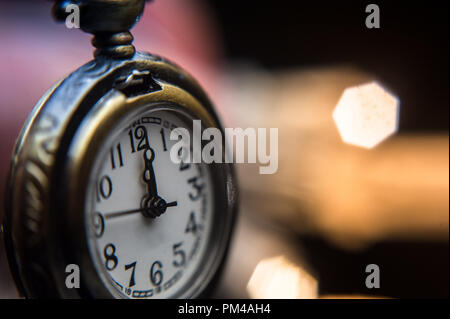 Anno nuovo orologio astratta sul colore di sfondo Foto Stock