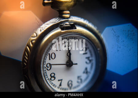 Anno nuovo orologio astratta sul colore di sfondo Foto Stock