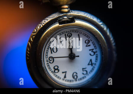 Anno nuovo orologio astratta sul colore di sfondo Foto Stock