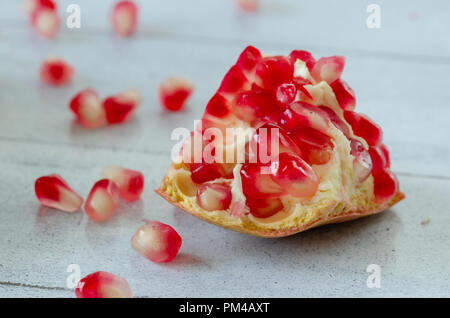 Fette di melograno e grani sul tavolo di legno,close up,dettaglio, Foto Stock