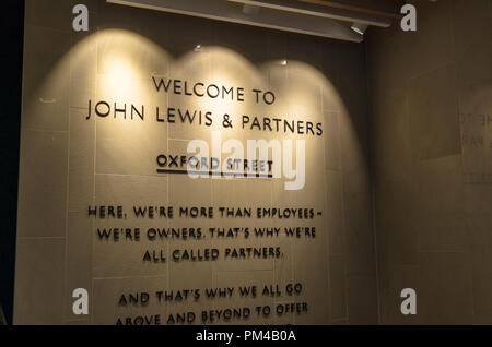 Firmare in ingresso al John Lewis flagship retail department store in Oxford Street, London W1 nel cuore della zona commerciale del West End Foto Stock