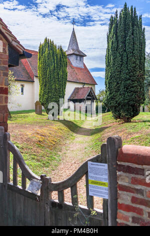 Surrey patrimonio: Wisley medievale chiesa e cimitero con yew alberi nel villaggio di Wisley, Surrey, Regno Unito risalente ad epoca normanna in circa 1150 Foto Stock