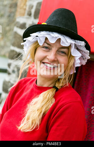 Conwy, felice guardando la donna nel tradizionale costume gallese, Wales, Regno Unito Foto Stock