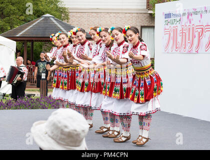 Le donne in bulgaro abito tradizionale danza folk bulgara danza sul palco durante la Bulgaria Festival 2018 in città Munakata, Fukuoka, Giappone Foto Stock