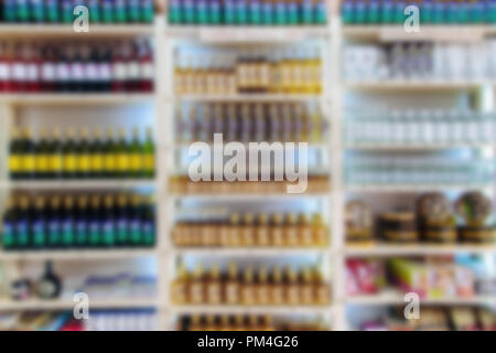 Frigorifero con bevande e prodotti in un supermercato a sfondo sfocato Foto Stock