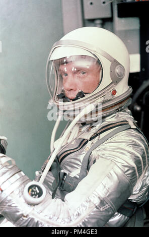 Astronauta John H. Glenn Jr. indossa il suo argento pressione di mercurio muta in preparazione per il lancio. Il 20 febbraio 1962 Glenn sollevato nello spazio a bordo del suo atlante di mercurio (MA-6) rucola e divenne il primo americano in orbita attorno alla terra. Dopo orbitanti attorno alla terra per 3 volte, amicizia 7 sbarcati nell'Oceano Atlantico 4 ore, 55 minuti e 23 secondi più tardi, appena ad est di Grand Turk Island nelle Bahamas. Glenn e la sua capsula sono state recuperate dal Navy Destroyer Noa, 21 minuti dopo splashdown. Riferimento al file # 1001 009 THA Foto Stock