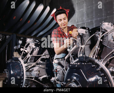 Donna al lavoro su un motore aereo presso la North American Aviation, Inc., impianti in CA, 1942. Riferimento al file # 1002 008THA Foto Stock