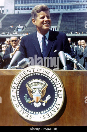 Il presidente Kennedy parla davanti a una folla di 35.000 persone alla Rice University nel campo di calcio, 12 settembre 1962. Riferimento al file # 1003 018THA Foto Stock